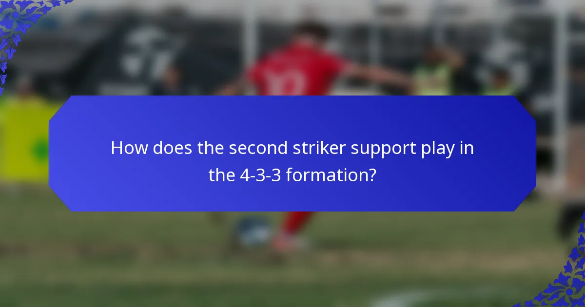 How does the second striker support play in the 4-3-3 formation?